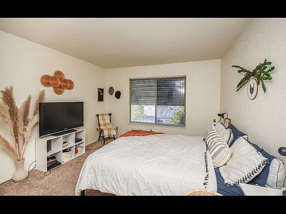 5th image of 100 Shirley St