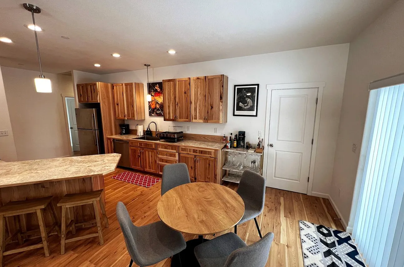 3 bed, 3920 sqft, $3,700 — Photo 2
