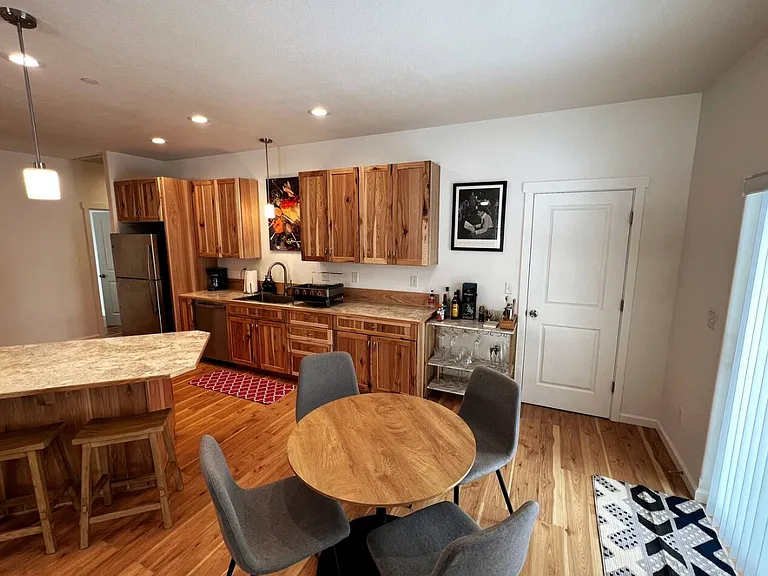 402 Mountain View Dr — Photo 2