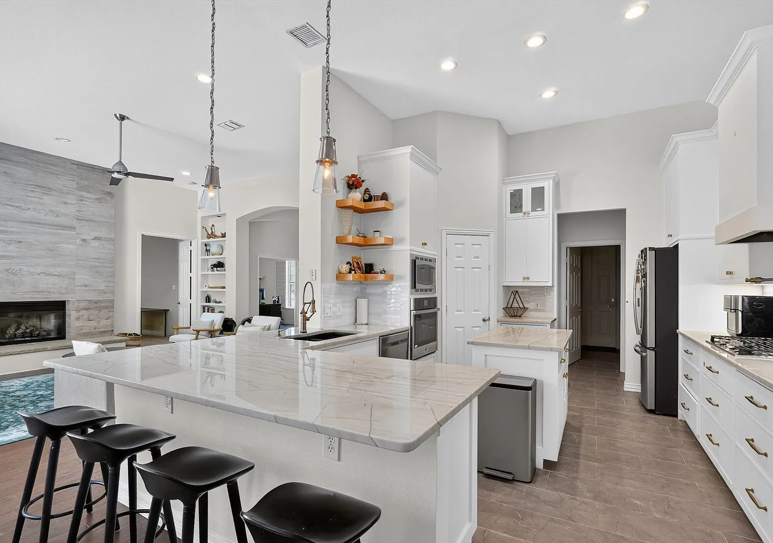 Luxury One-Story Living in Prestigious Bridlewood Golf Community — Photo 4