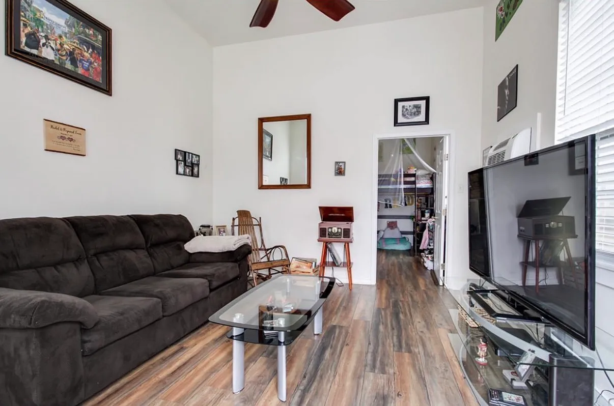 2 bed, 800 sqft, $1,400 — Photo 2