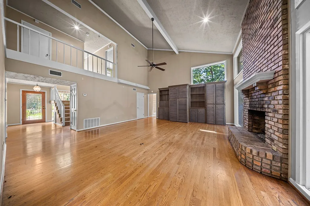 4 bed, 2.5 bath, 4135 sqft, $2,500 — Photo 3