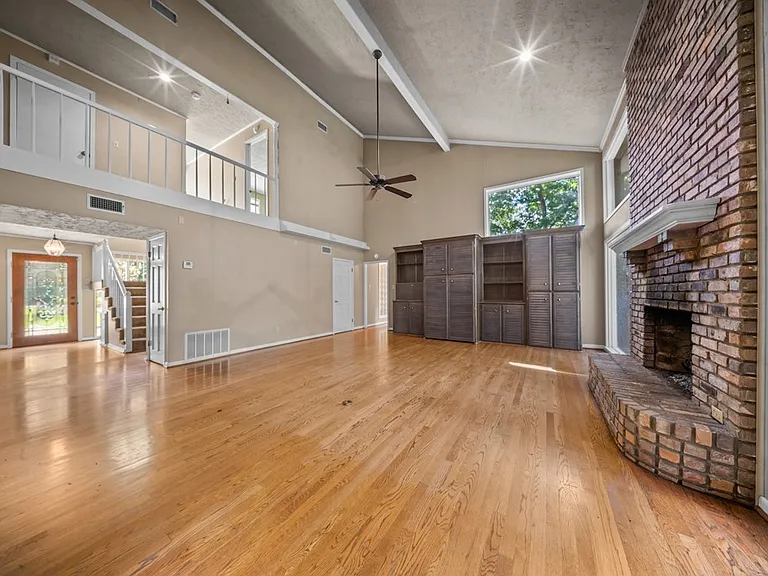 1027 Creek Bend Dr — Photo 3