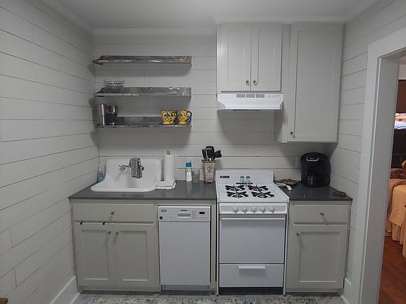 5th image of 421 E Main St