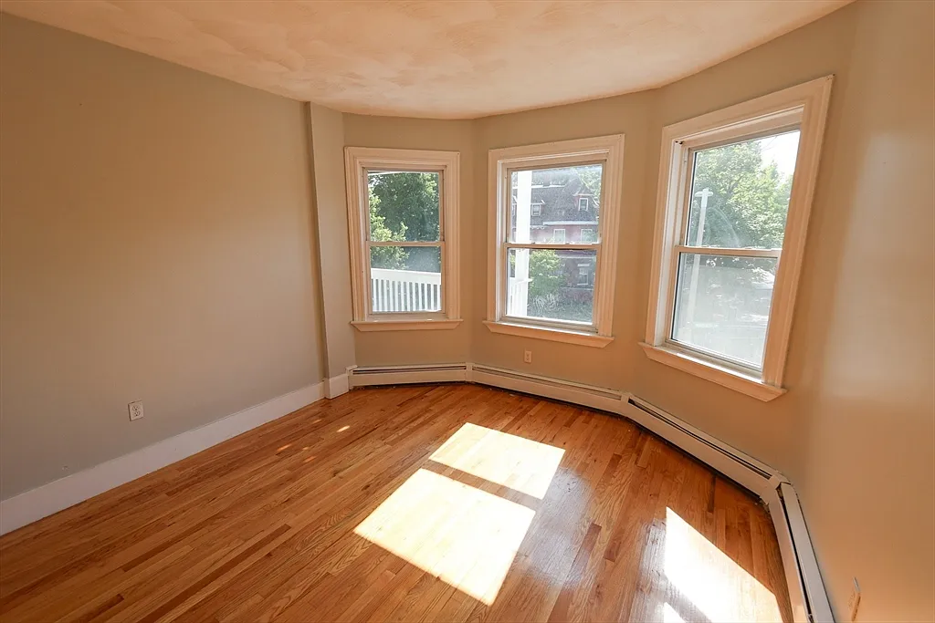 4 bed, 1.0 bath, 1400 sqft, $3,800 — Photo 4