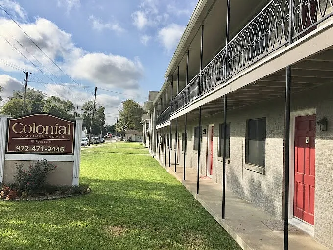 Colonial Apartments — Photo 4