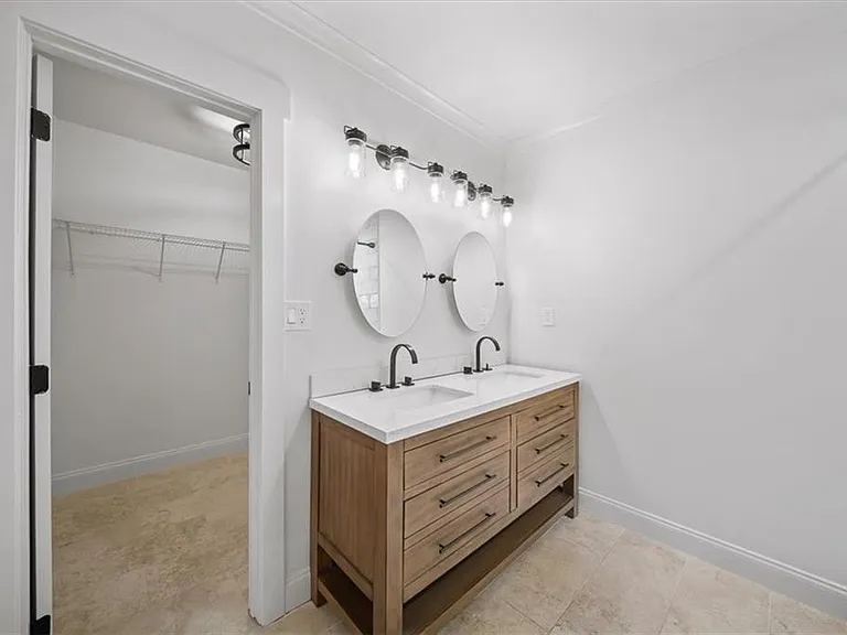 1060 Regent St SW — Photo 6