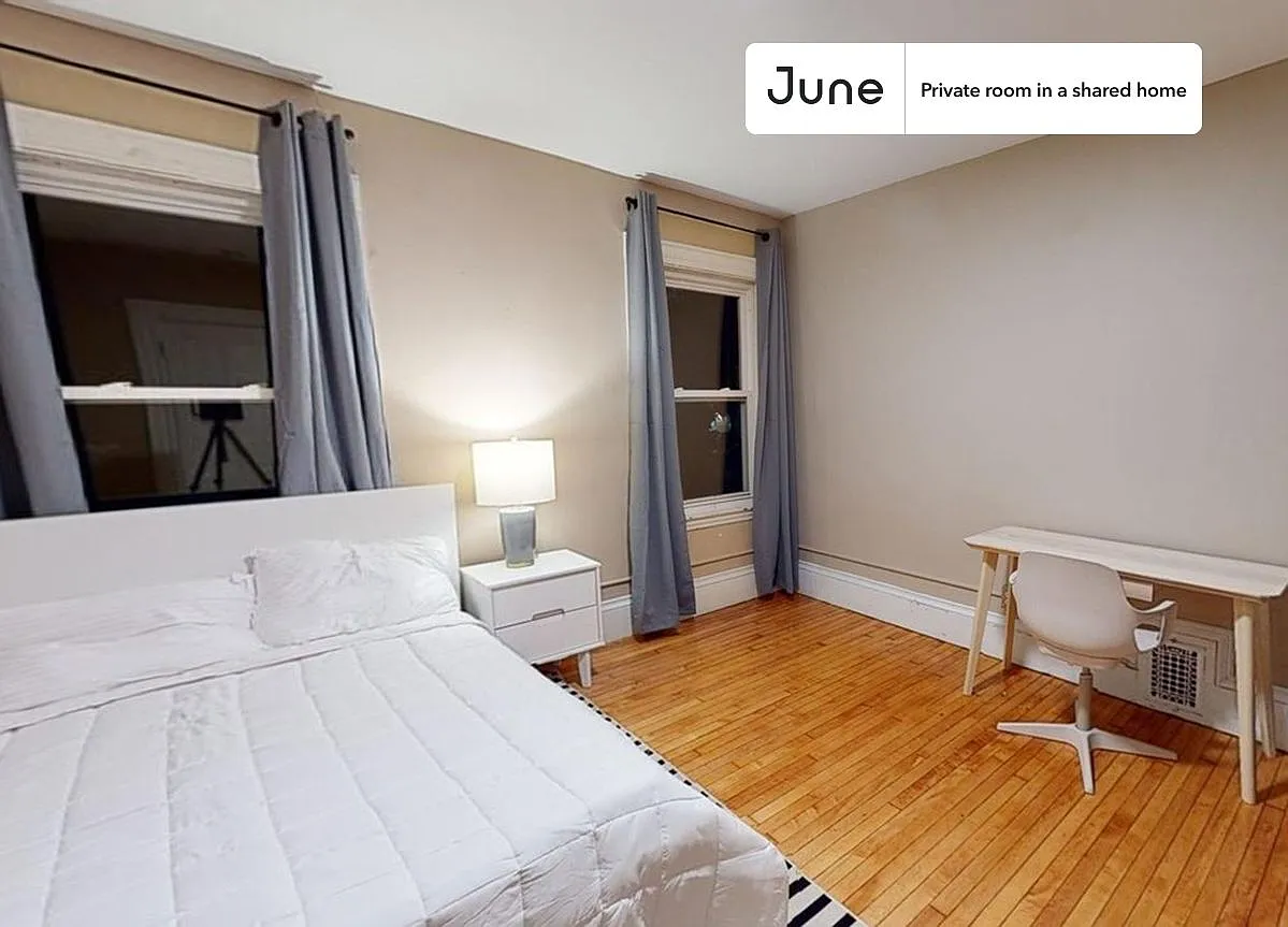 Full bedroom in 6 bed/2 bath home in Brighton #1301 E — Photo 2