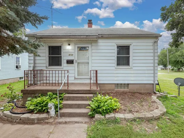 3231 Sunnyside Ave, Davenport, IA 52802