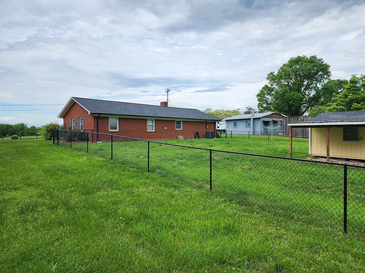 Building Photo - 1427 Reeves Mill Rd