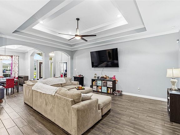 4th image of 9521 Royal Oak Dr