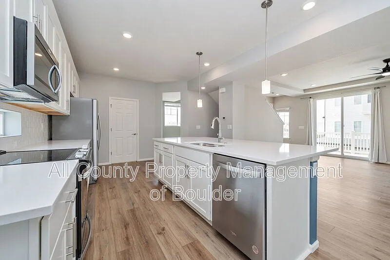 3 bed, 3.0 bath, 2267 sqft, $3,200 — Photo 3