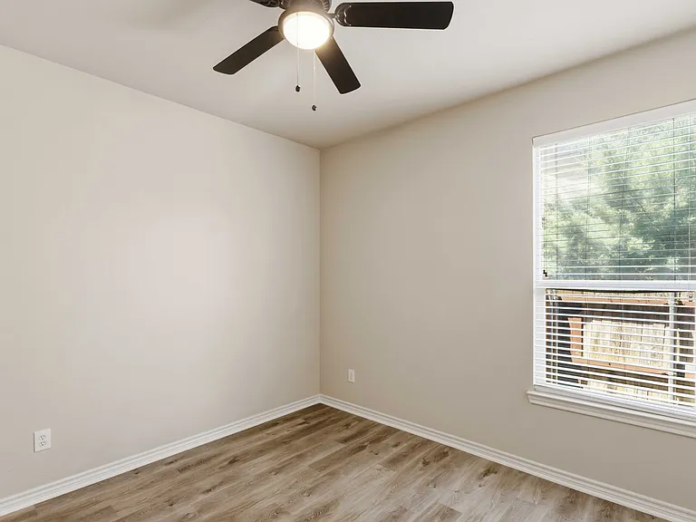 807 Clear Water Dr — Photo 16