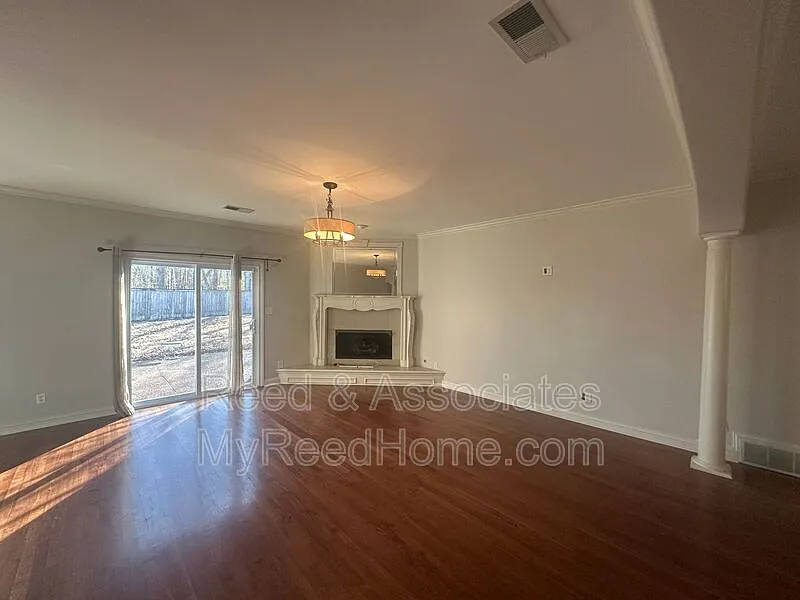 5 bed, 3.5 bath, 4112 sqft, $3,275 — Photo 3