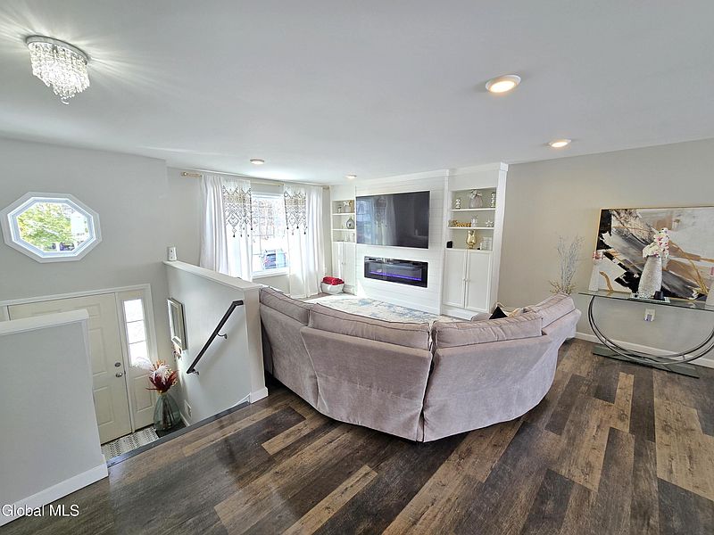5th image of 10 Franklin Avenue