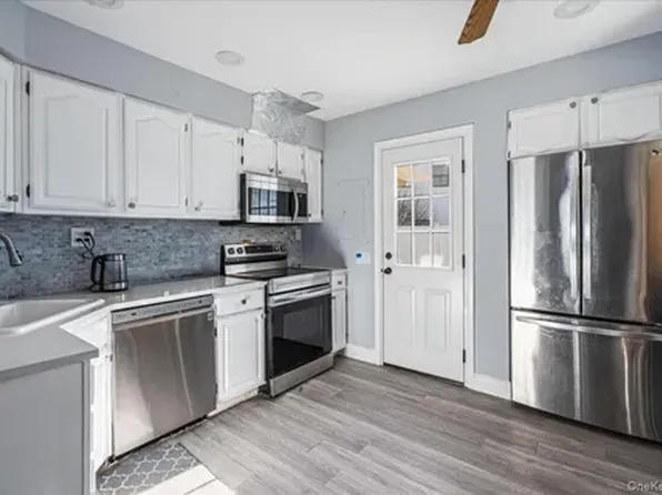 57 Pond Ln, Levittown, NY 11756