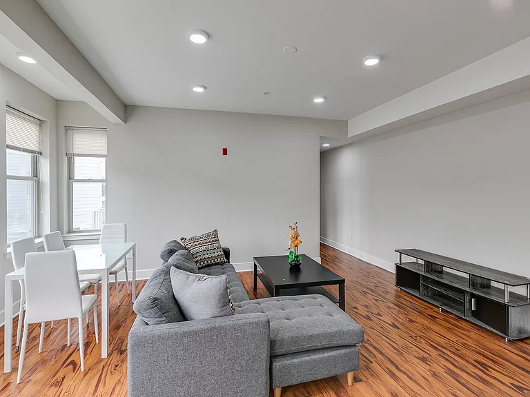 549 Armstrong St #302 — Photo 5