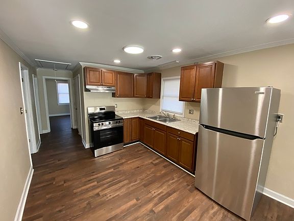 4th image of 404 E Academy St