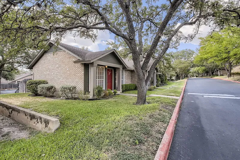 1 bed, 1.0 bath, 565 sqft, $1,375 — Photo 2