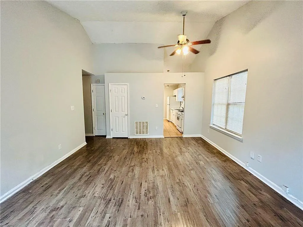3 bed, 2.0 bath, 1056 sqft, $1,780 — Photo 2