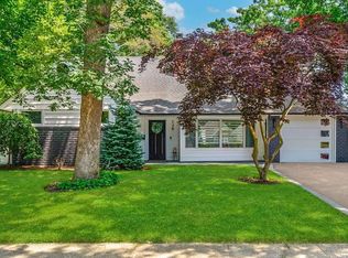 17 Oak Brook Ln, Merrick, NY 11566
