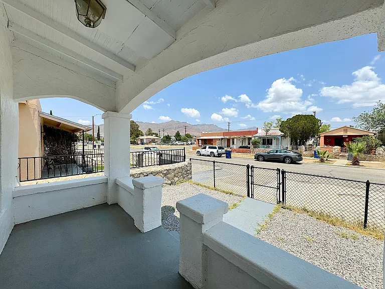 3906 Tularosa Ave — Photo 3