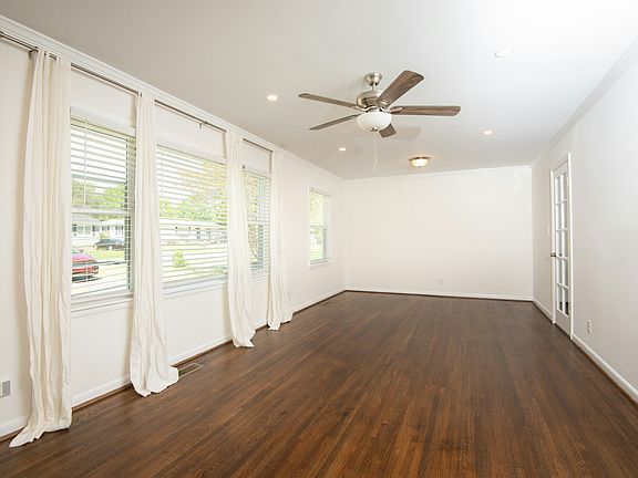 2nd image of 685 Oakmoor Dr #685