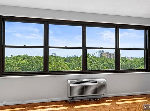 4th image of 2348 Linwood Ave APT 7L