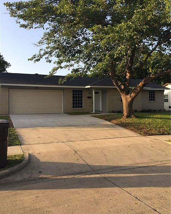 1st image of 2805 Meadows Dr
