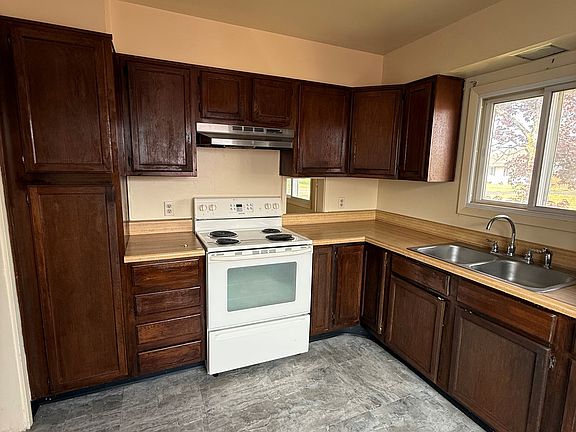 3rd image of 616 Talon St