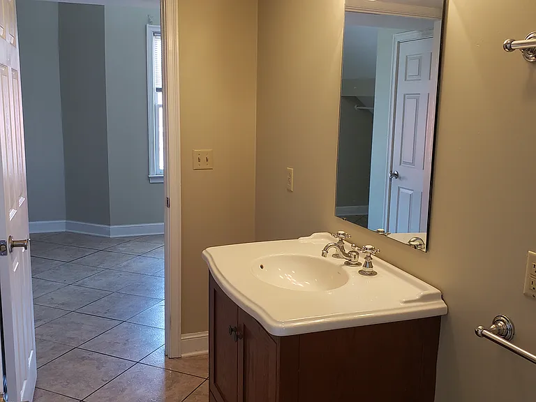 725 E Saint Clair St #5 — Photo 9