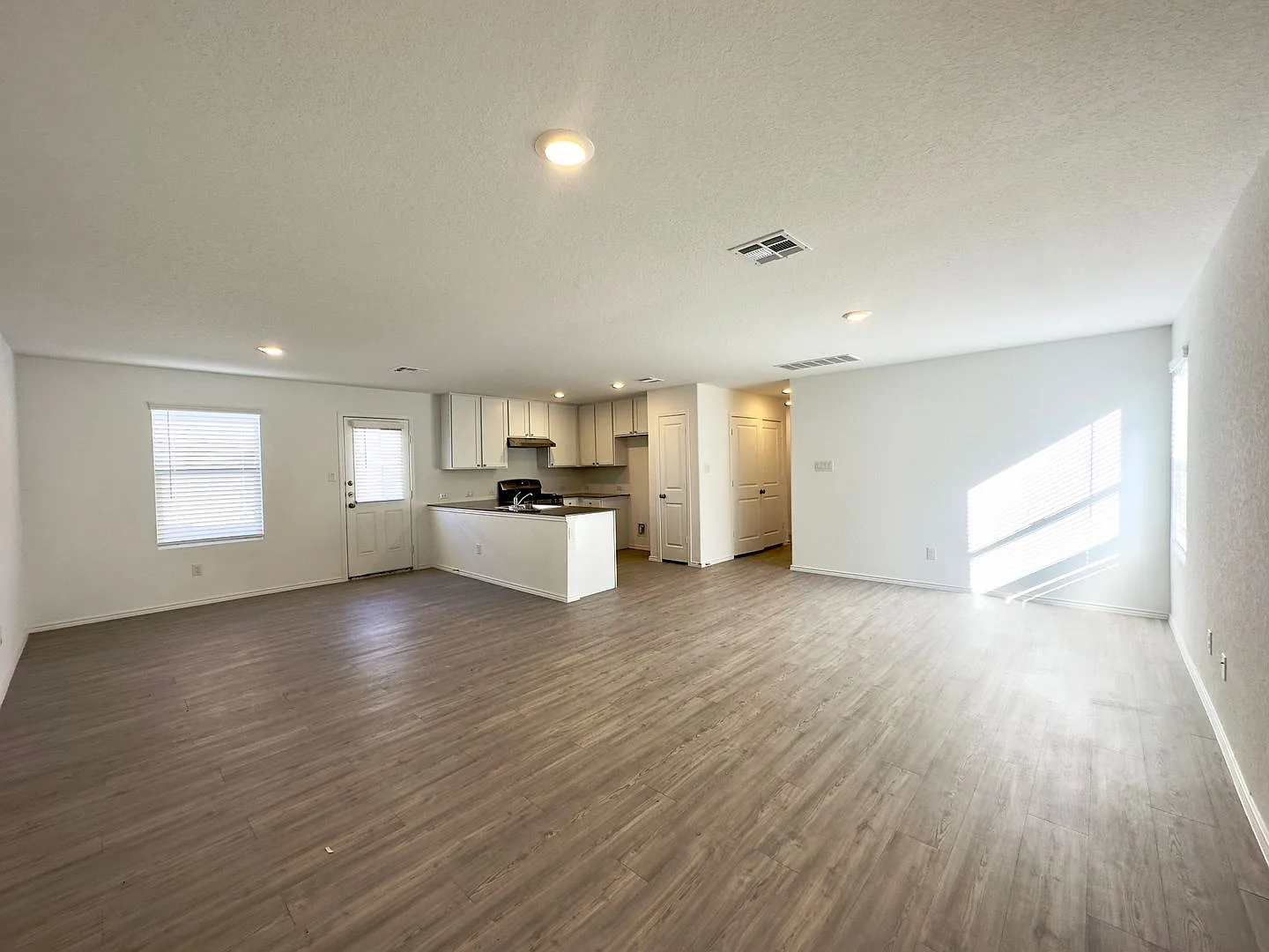4BR Home in Silos Community! — Photo 2