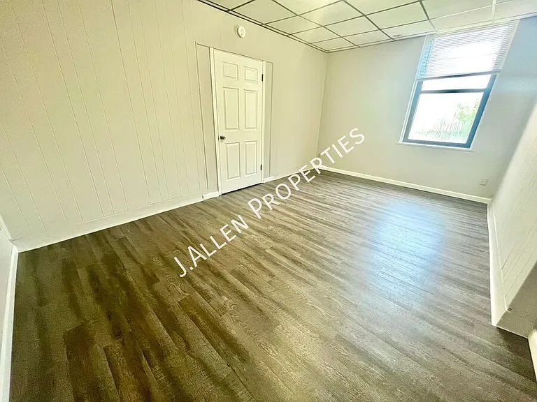 313 N 12th St #304 — Photo 8