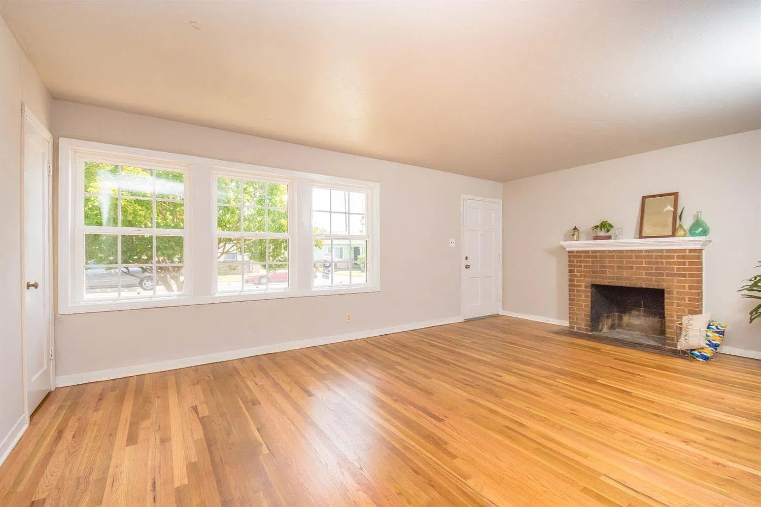 Beautiful Three Bedroom Home in Fruitridge Manor — Photo 3