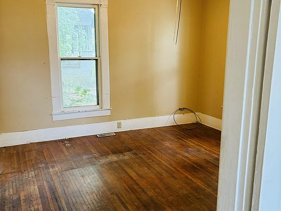 3rd image of 118 N Hays Ave