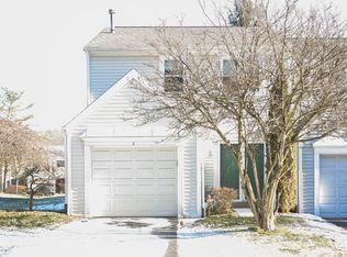 2 New London Ln, Oakmont, PA 15139