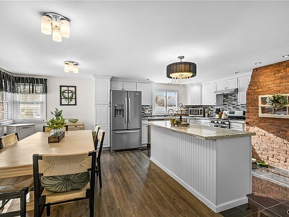 3rd image of 142 Farmington Rd