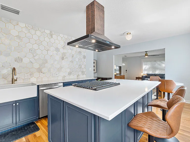 1126 N Hampton Ave — Photo 3