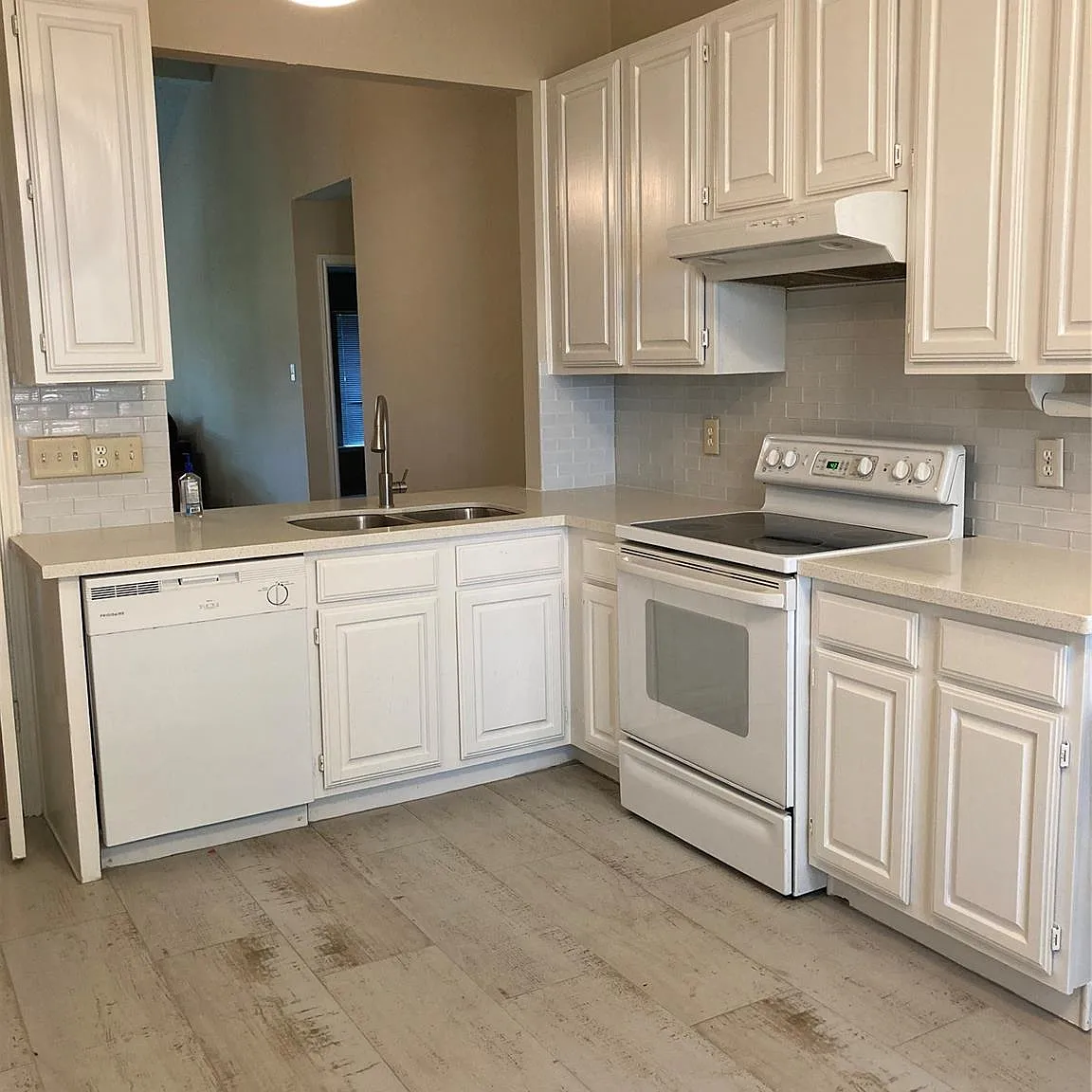 3 bed, 2.0 bath, 1826 sqft, $2,100 — Photo 4