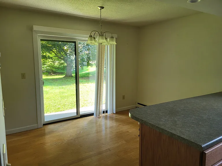 23 Twin Oaks Ter — Photo 3
