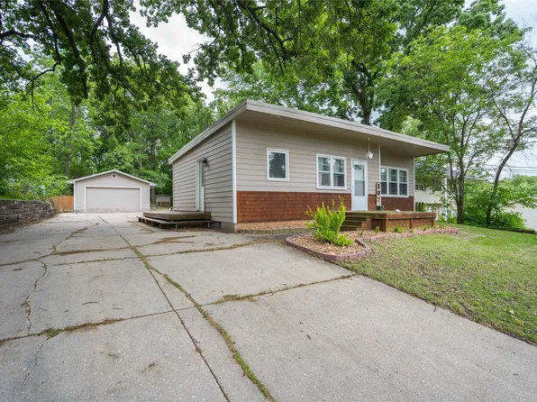 107 E Pleasant View Dr, Des Moines, IA 50315