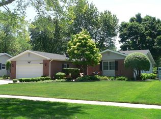 1616 Brentwood Ln, Wheaton, IL 60189