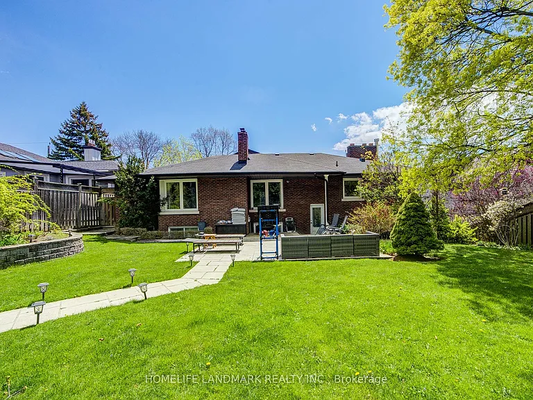 102 Stratford Cres — Photo 44