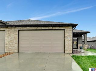 2744 Kings Corner Dr, Lincoln, NE 68516