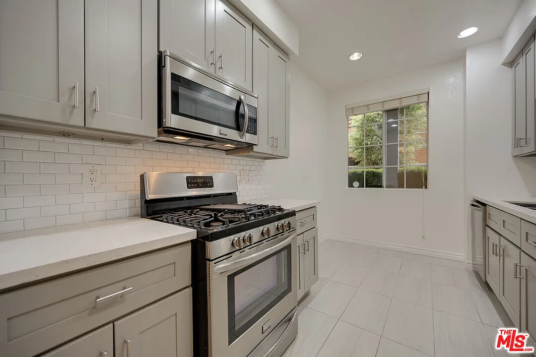 Building Photo - 9800 Vidor Dr #101