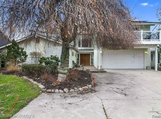 2372 Pine Lake Rd, West Bloomfield, MI 48324