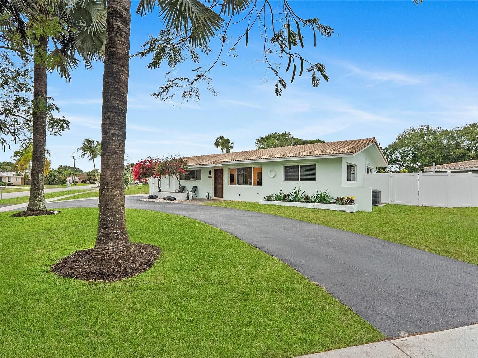 3 bed, 2.0 bath, 1650 sqft, $6,000 — Photo 3