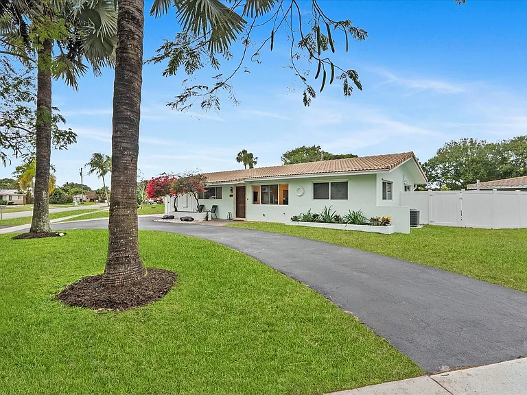 1257 NW 5th St — Photo 3