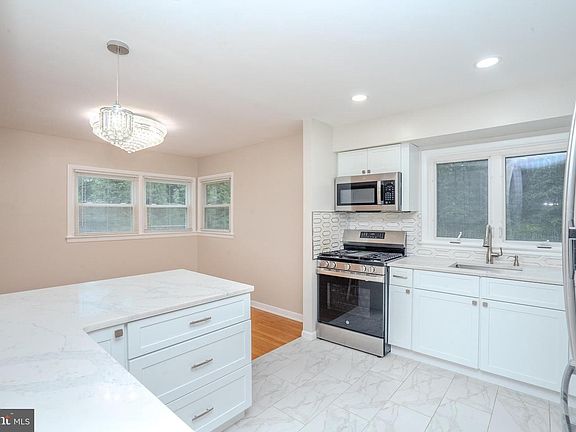 5th image of 318 Oak Ln