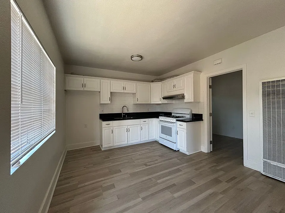 2310-2312 N Elm Ave